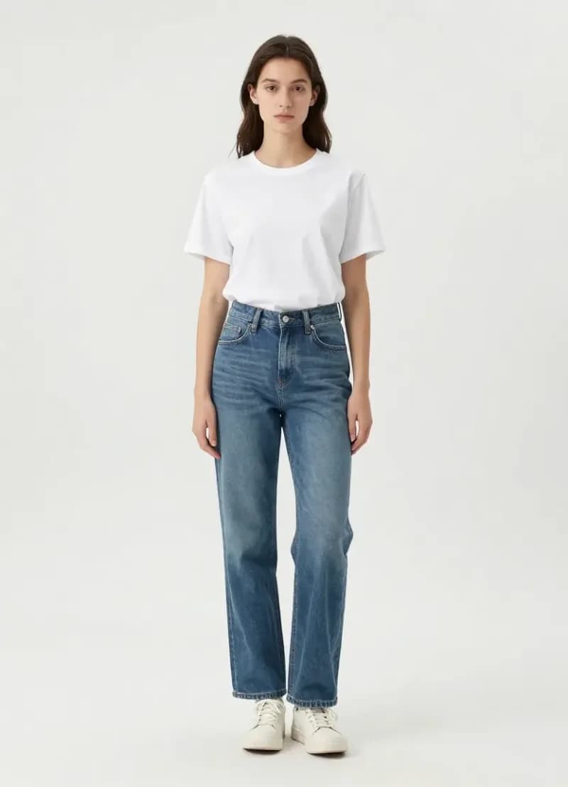 Téléchargez une photo de vous et des images de vêtements pour créer une simulation de tenue virtuelle grâce à l'IA